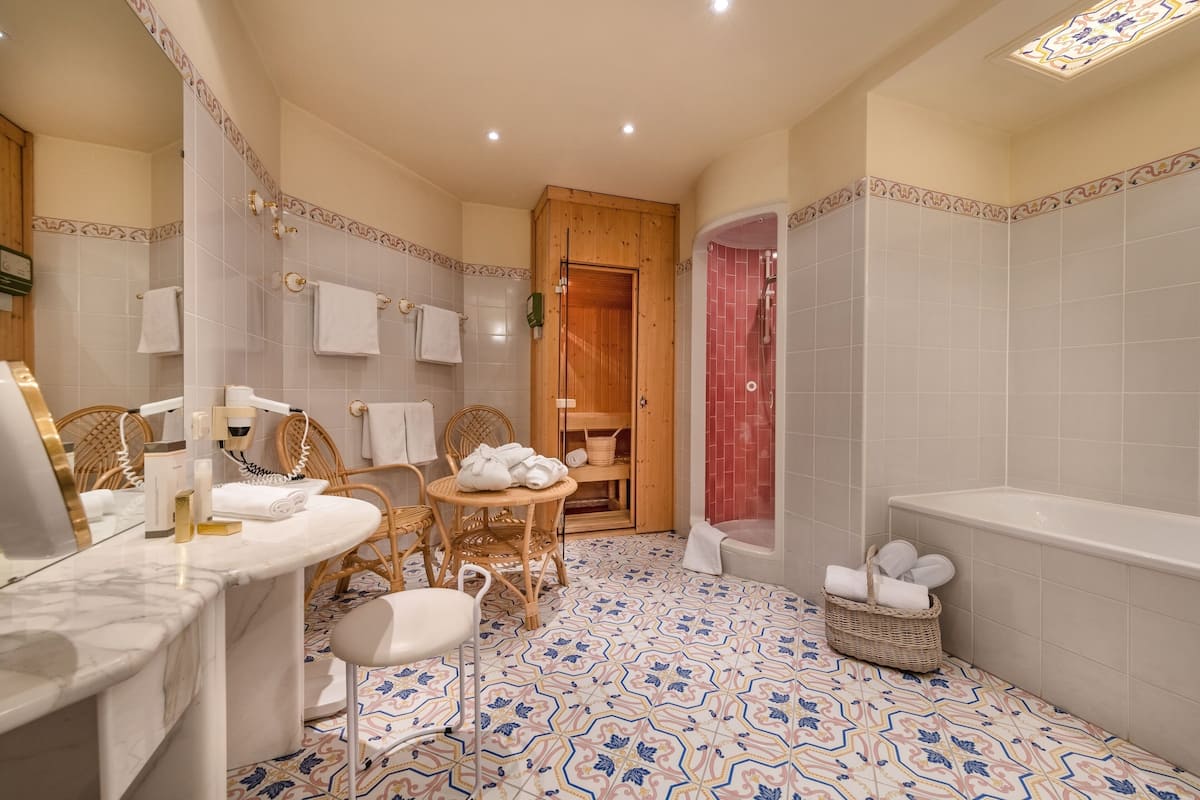 suite, balcony, mountain view (silberdistel) | bathroom | eco-friendly toiletries, hair dryer, bathrobes, bidet