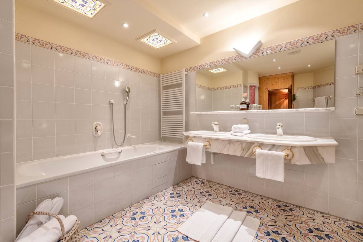 suite, balcony, mountain view (silberdistel) | bathroom | eco-friendly toiletries, hair dryer, bathrobes, bidet