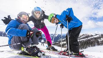 Une piste de ski enneigée, avec des skieurs en mouvement.