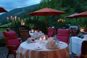 บริการอาหารเช้า อาหารกลางวัน อาหารเย็น, บริเวณรับประทานอาหารกลางแจ้ง