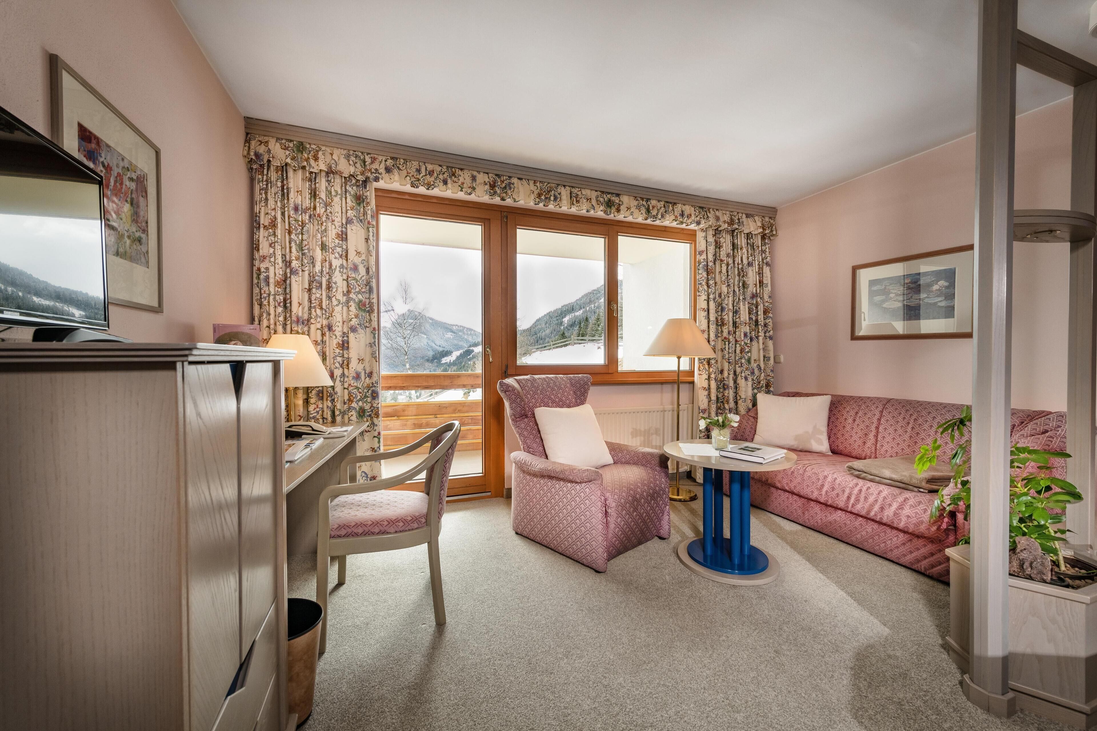 junior suite, balcony, mountain view (sonnentau) | living area | flat-screen tv, heated floors