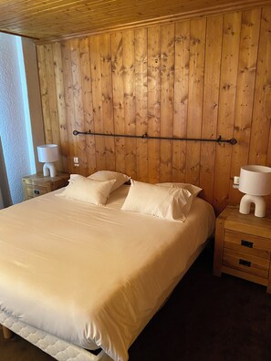 Kamar Double Standar | Didekorasi berbeda-beda dan dilengkapi dengan perabotan berbeda-beda