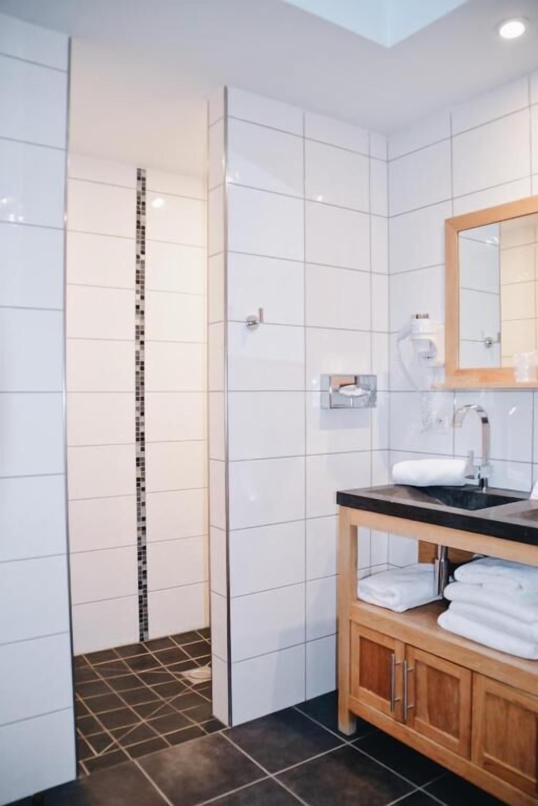 suite | bathroom | free toiletries, hair dryer, towels