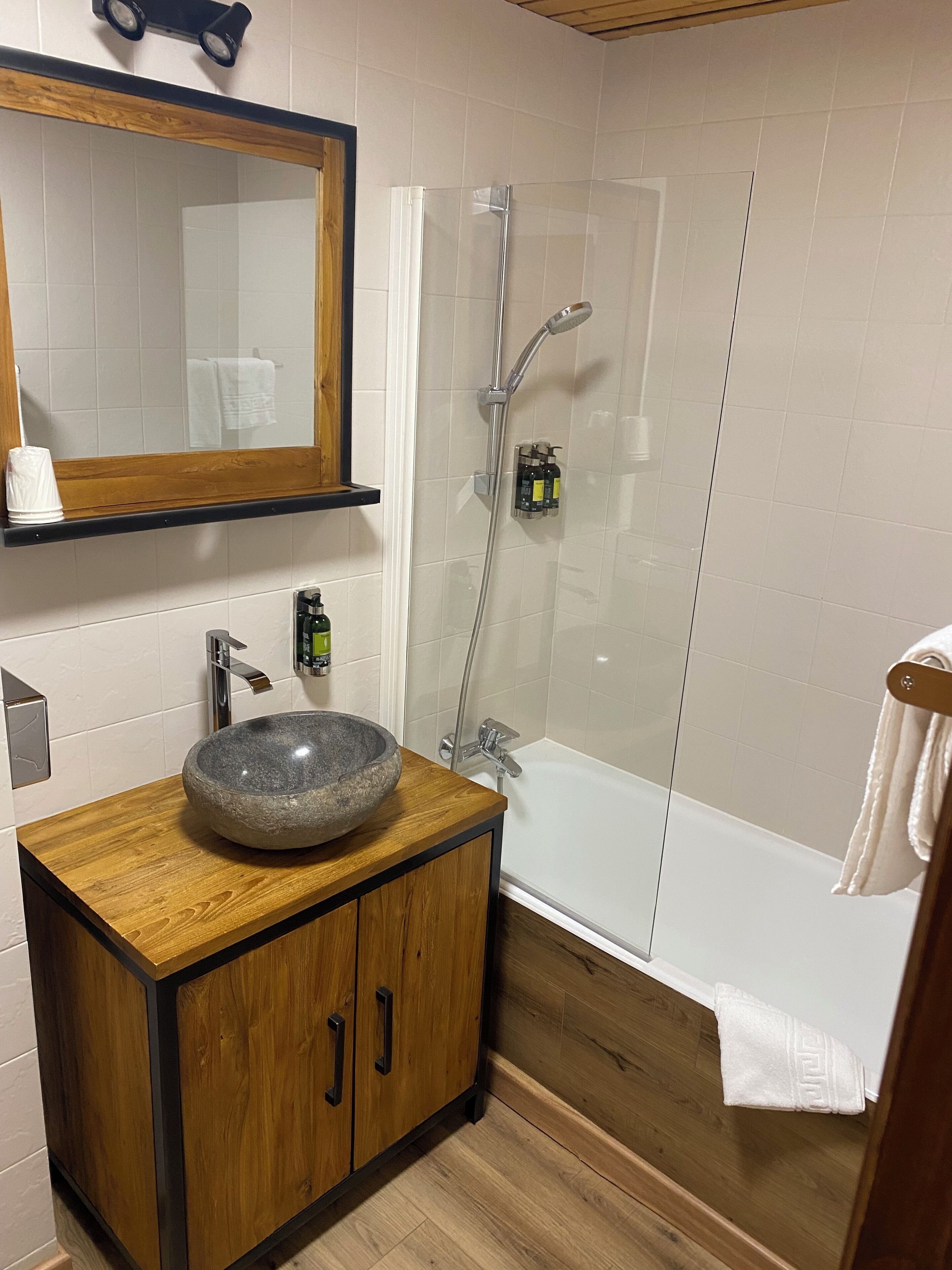 standard double room | bathroom | free toiletries, hair dryer, towels