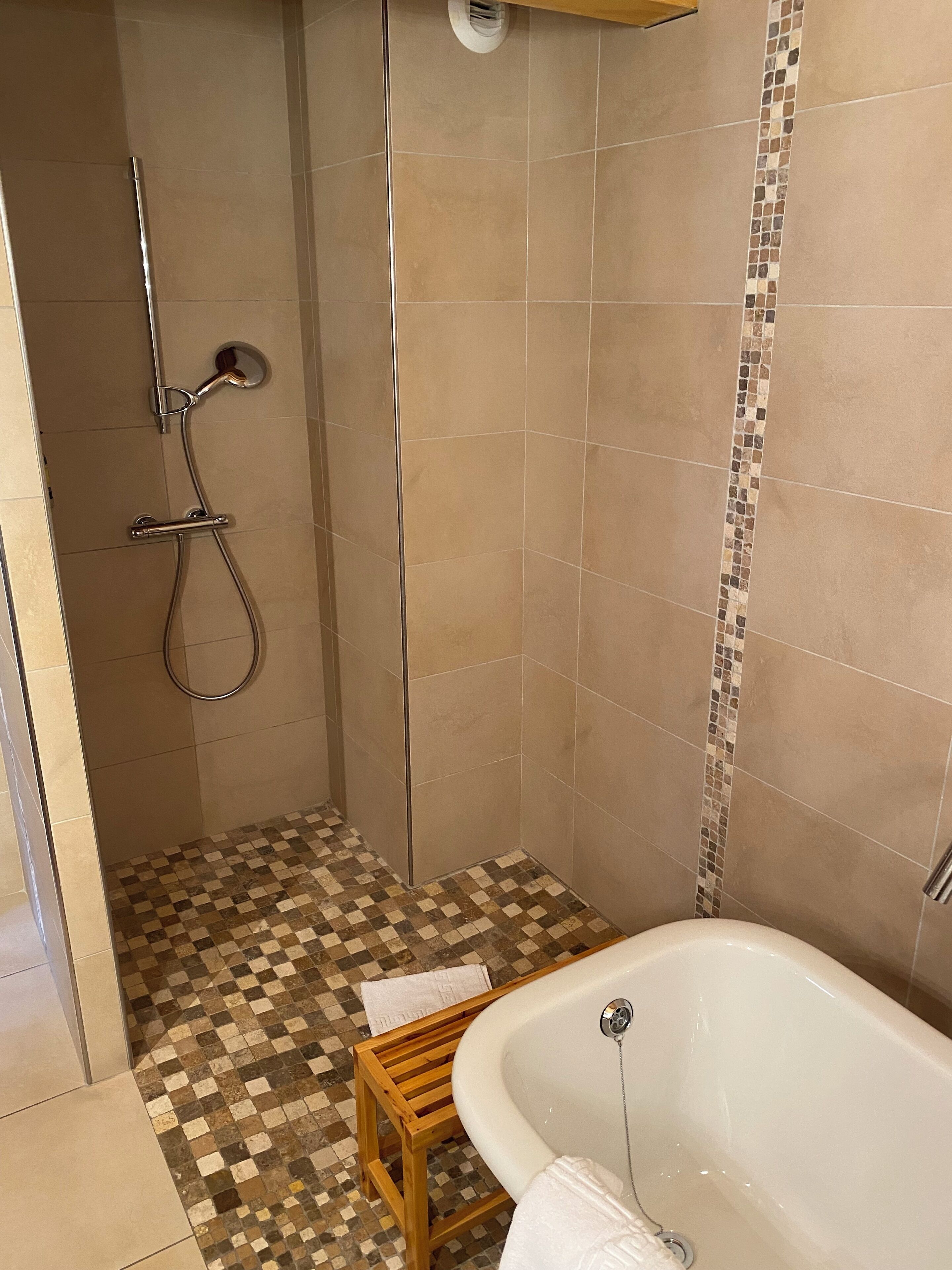 junior suite (le tremplin) | bathroom | free toiletries, hair dryer, towels