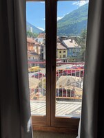 Decoración personalizada, muebles diferentes y cortinas blackout 