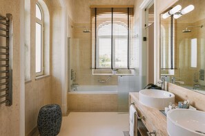 Quarto casal ou duplo conforto | Banheiro | Chuveiro, chuveiro com efeito de chuva, produtos de toalete grátis 