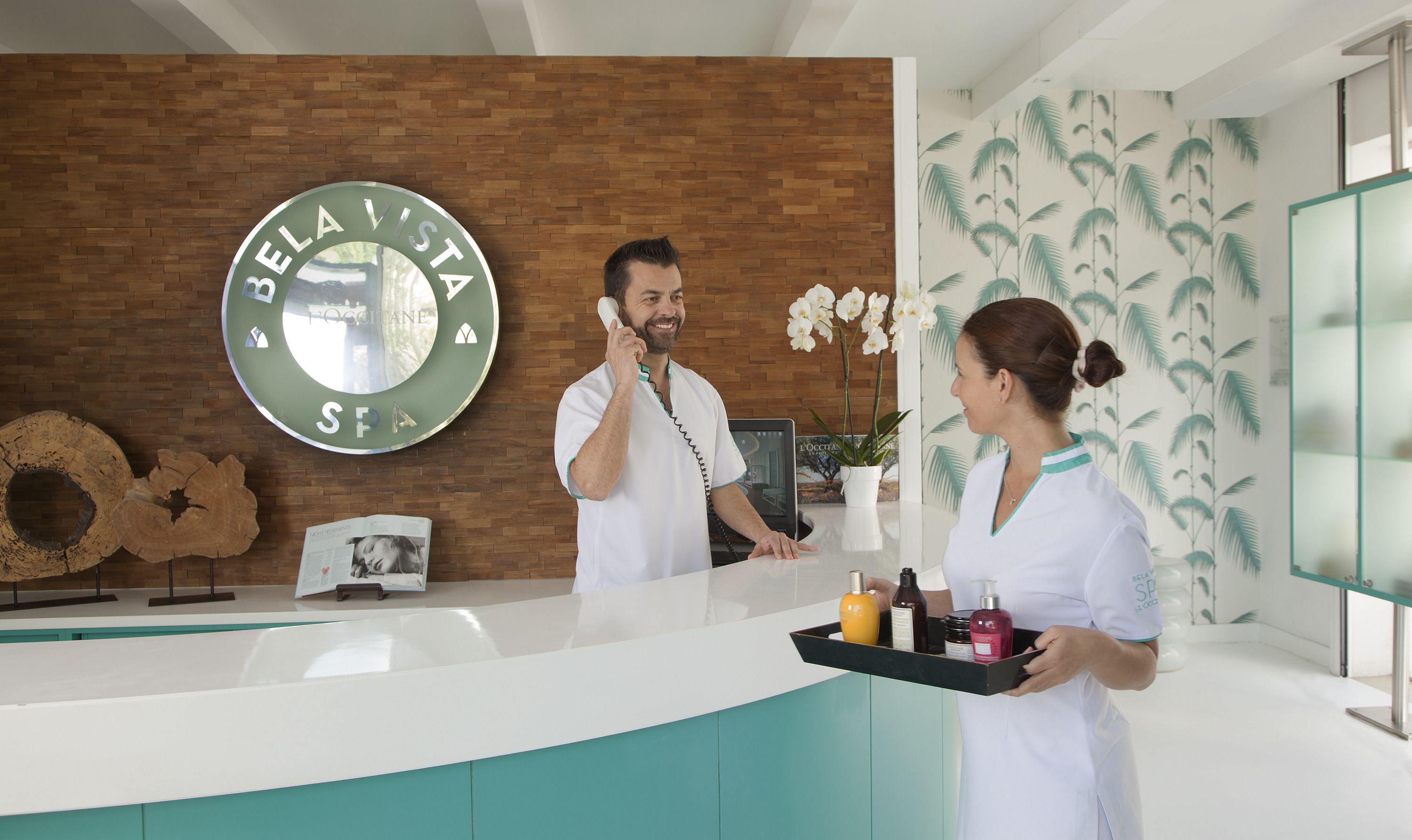 Una recepción con pared de madera y un cartel grande que dice "BELLA VISTA SPA".
