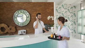 Una recepción con pared de madera y un cartel grande que dice "BELLA VISTA SPA".
