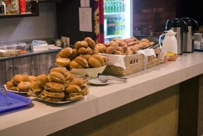 Breakfast, lunch and dinner served - Hotel Kamana (Lima)