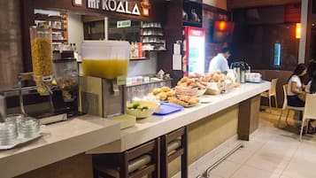 Desayuno completo gratuito y diario