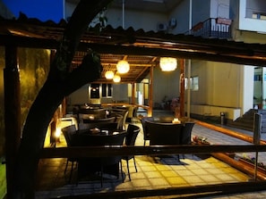 Breakfast, lunch, dinner served; garden views 