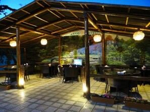 Petit-déjeuner, déjeuner et dîner servis sur place, vue sur le jardin