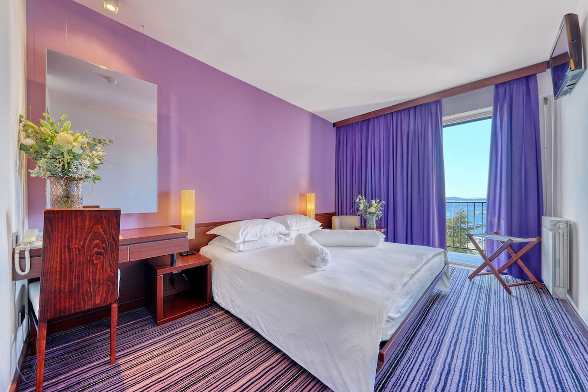 Kamar Double Comfort, 1 Tempat Tidur Double | Seprai antialergi, minibar, brankas, dan meja kerja
