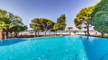 Alberca al aire libre por temporada y sombrillas en la alberca