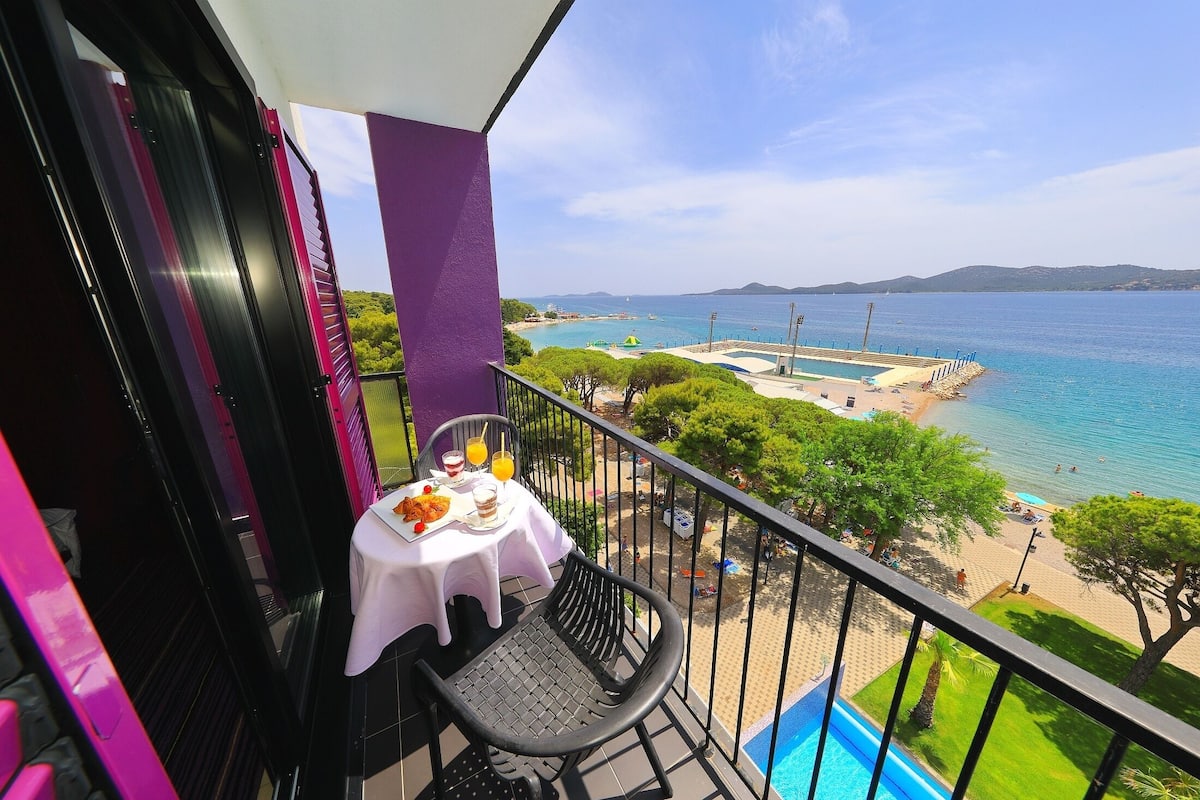Suite Basic, balkon (Sea View) | Seprai antialergi, minibar, brankas, dan meja kerja