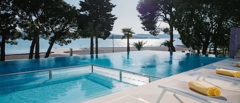 Piscine extérieure (ouverte en saison), parasols de plage