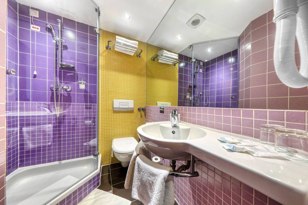 comfort double room, 1 double bed | bathroom | separate bathtub and shower, hair dryer, towels