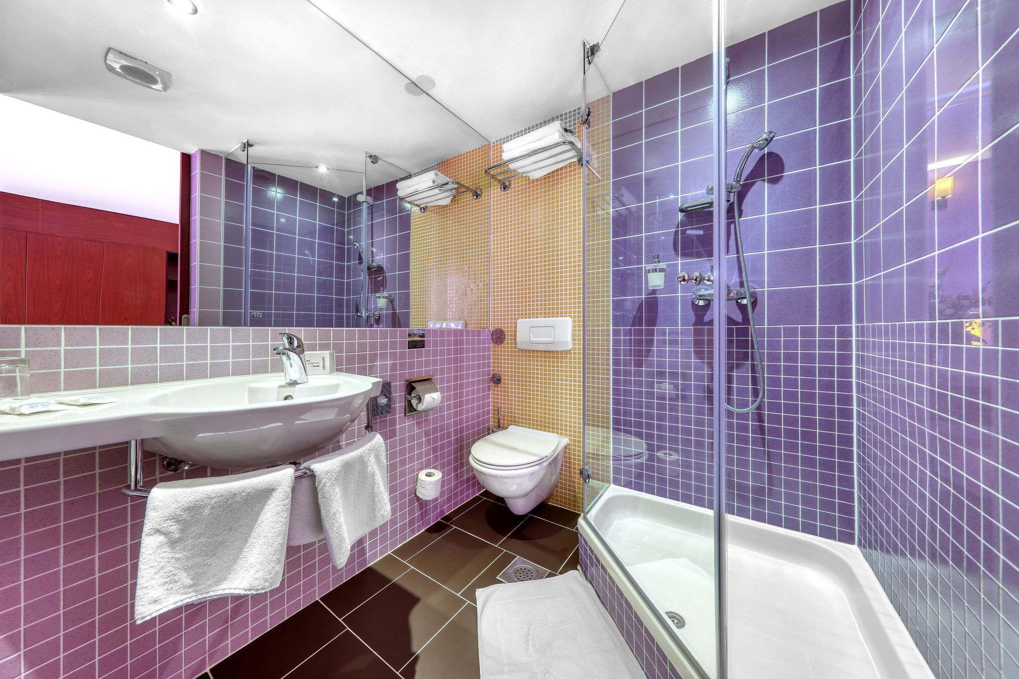separate bathtub and shower, hair dryer, towels