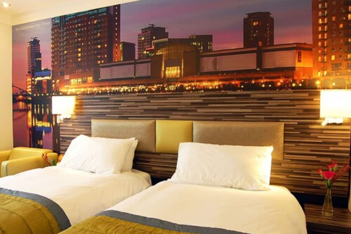 Desk, free WiFi, bed sheets