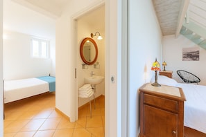 Habitación familiar, 1 habitación | Decoración personalizada, muebles diferentes, escritorio y cunas
