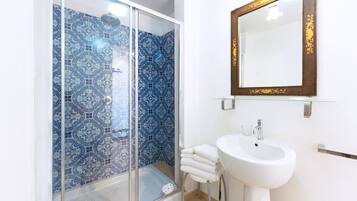 Comfort-Doppelzimmer | Badezimmer | Dusche, Haartrockner, Bidet, Handtücher