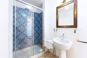 Ducha, secador de pelo, bidet, toallas