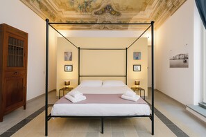 Habitación estándar | Decoración personalizada, muebles diferentes, escritorio y cunas