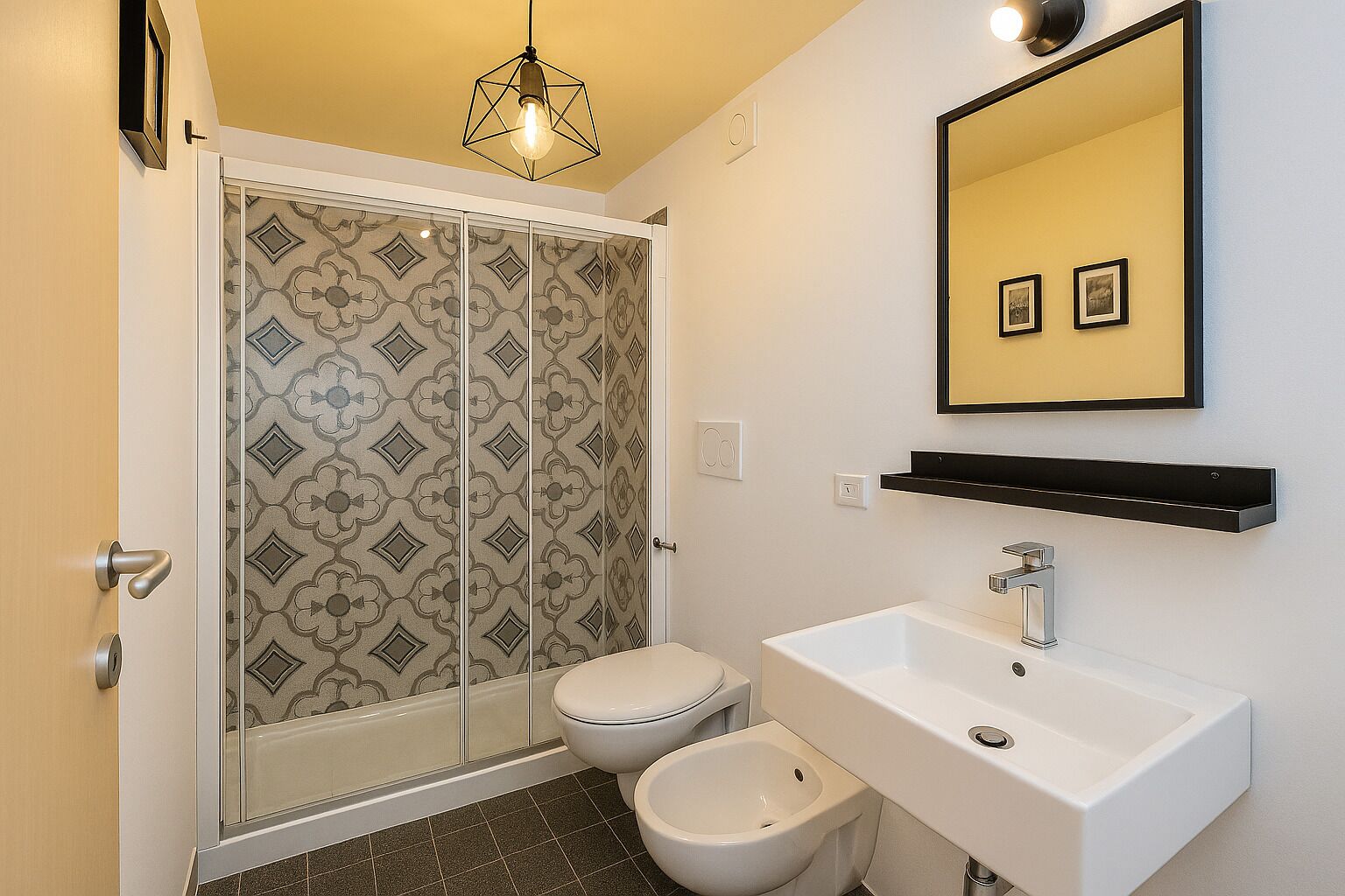 Une salle de bain équipée d’une douche, de toilettes, d’un bidet et d’un lavabo avec un miroir au-dessus.