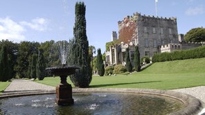A historic building with a fountain and well-manicured lawn. - Seven Oaks Hotel with Heated Indoor Pool and Fitness Centre Carlow Town (Carlow)