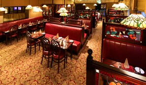 Se sirven desayunos, almuerzos y cenas; cocina internacional