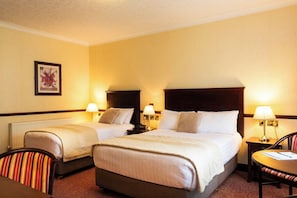 Caja de seguridad en la habitación y escritorio 