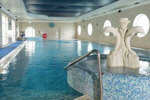 An indoor swimming pool with a tiled edge, a handrail, and a decorative fountain. - Seven Oaks Hotel with Heated Indoor Pool and Fitness Centre Carlow Town (Carlow)