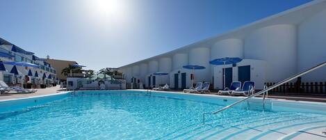 Dupleks - havudsigt | Udendørs pool | Udendørs pool, parasoller, liggestole