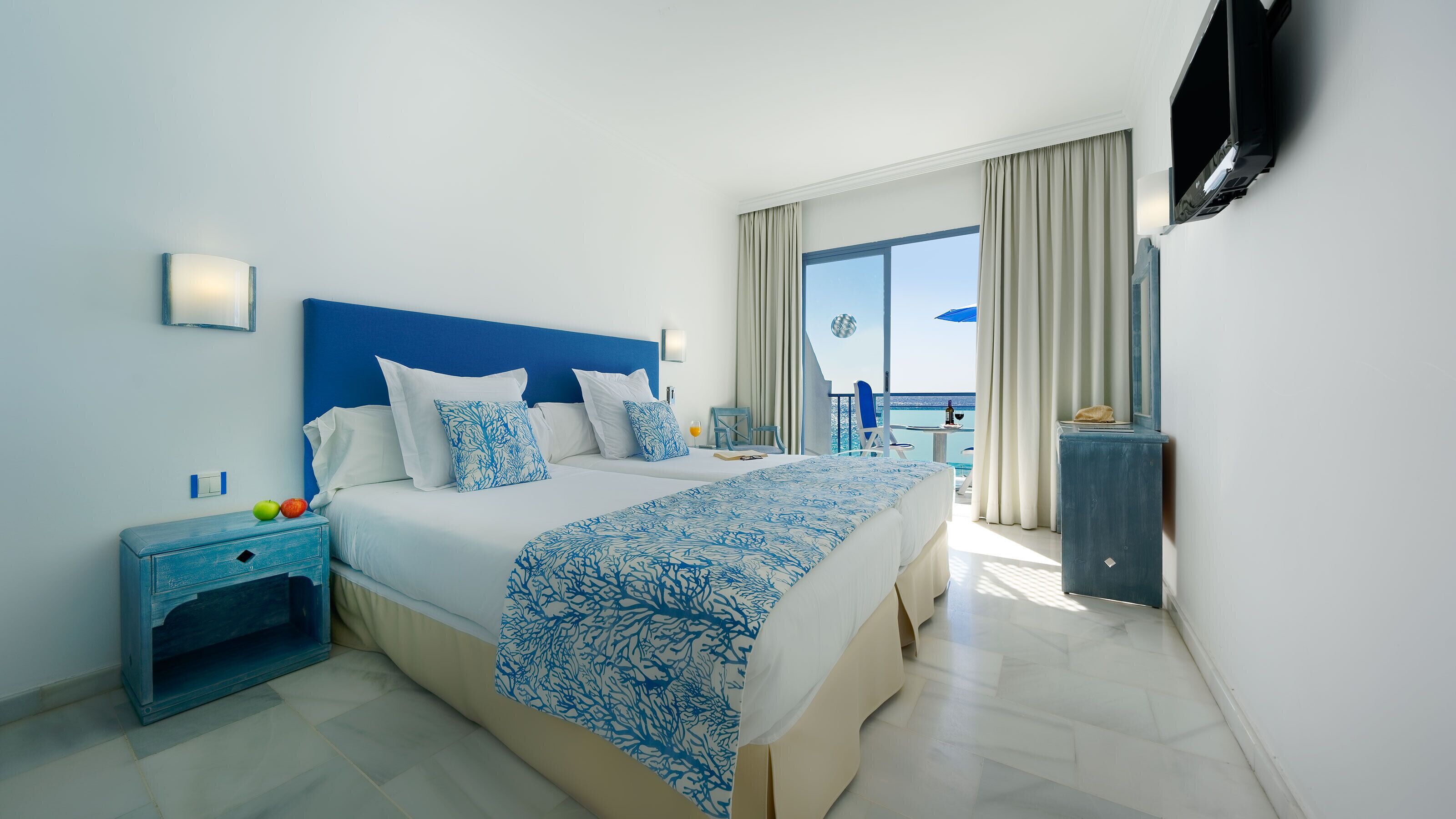 Duplex, Sea View | Desk, blackout curtains, iron/ironing board, rollaway beds