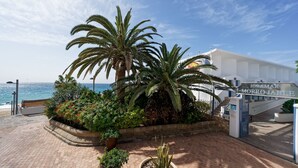 A coastal hotel entrance with a sign reading "IGRAMAR MORRO JABLE". - Apartamentos Igramar MorroJable - Adults Only (Pajara)