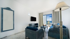 Dúplex, vistas al mar | Sala de estar | Una televisión de pantalla plana