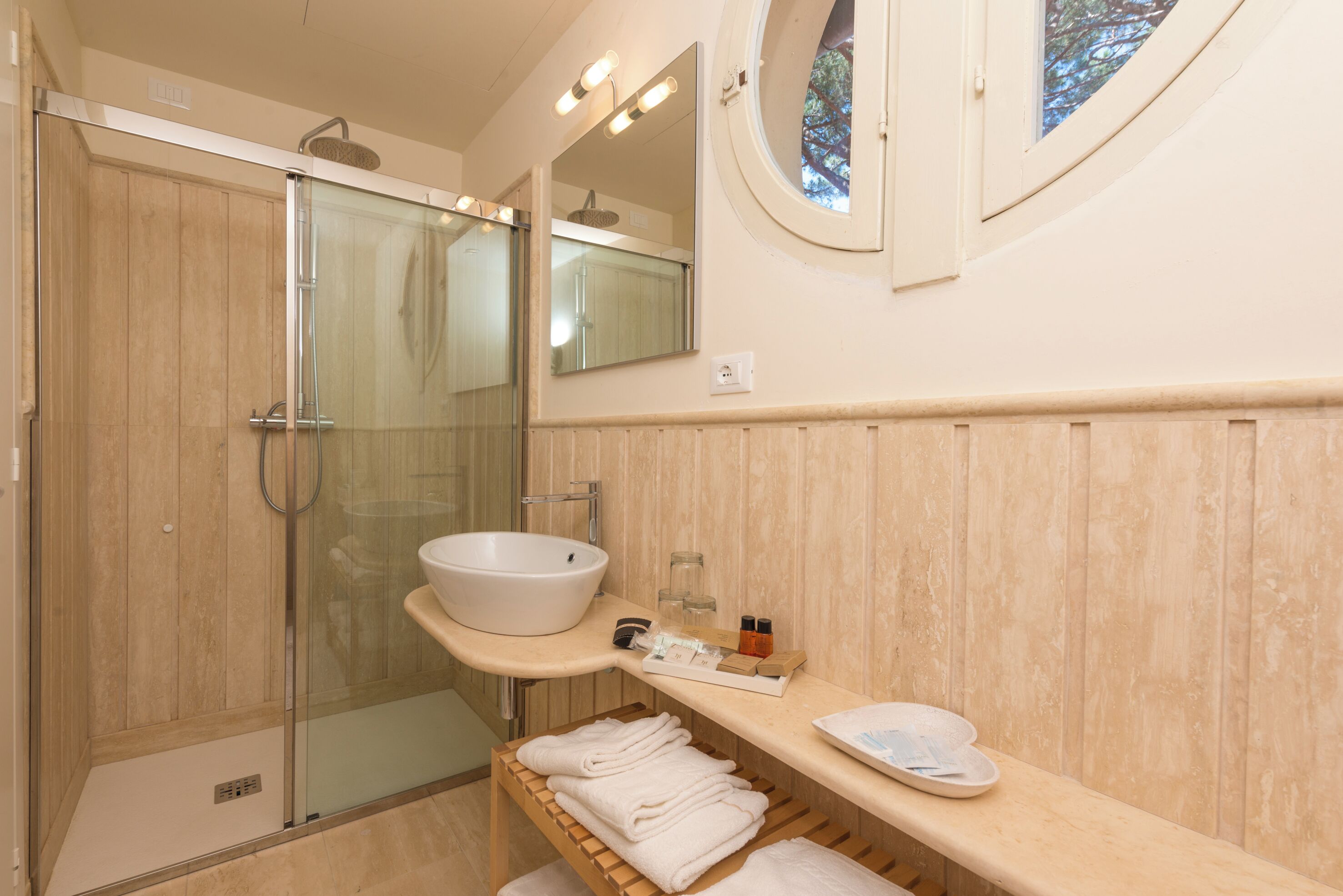 Superior Double Room, Park View | Bathroom | Hair dryer, towels
