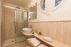 Habitación doble superior, vistas al parque | Baño | Secador de pelo y toallas