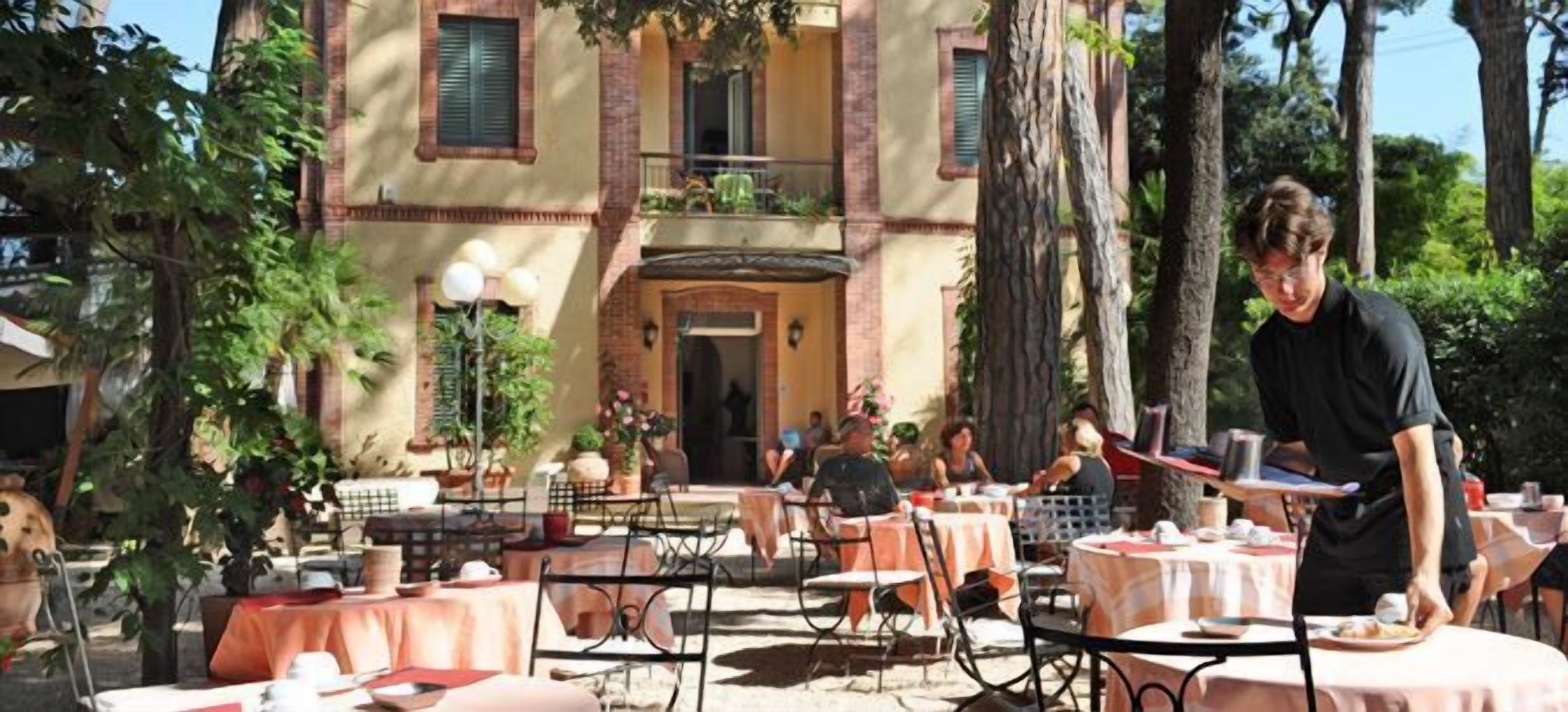 Se sirven comidas, cenas y cocina internacional con vista al jardín