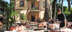 Déjeuner et dîner servis sur place, vue sur le jardin