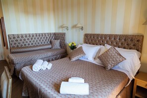 Superior Double Room, Park View | Meja, katil bayi/kot (surcaj), katil lipat simpan/tambahan, cadar katil 