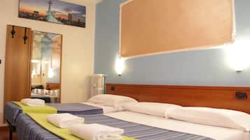 Standaard driepersoonskamer, gedeelde badkamer | Luxe beddengoed, Select Comfort-bedden, een minibar