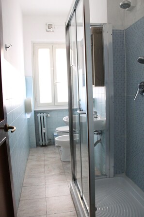 Tripla Standard, bagno condiviso | Bagno | Asciugacapelli, asciugamani