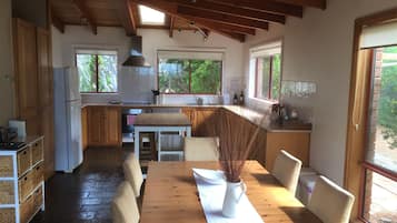 Suite estándar, varias habitaciones, para no fumadores, cocina (The Beach House) | Cocina privada | Refrigerador con congelador, microondas y parrilla de estufa