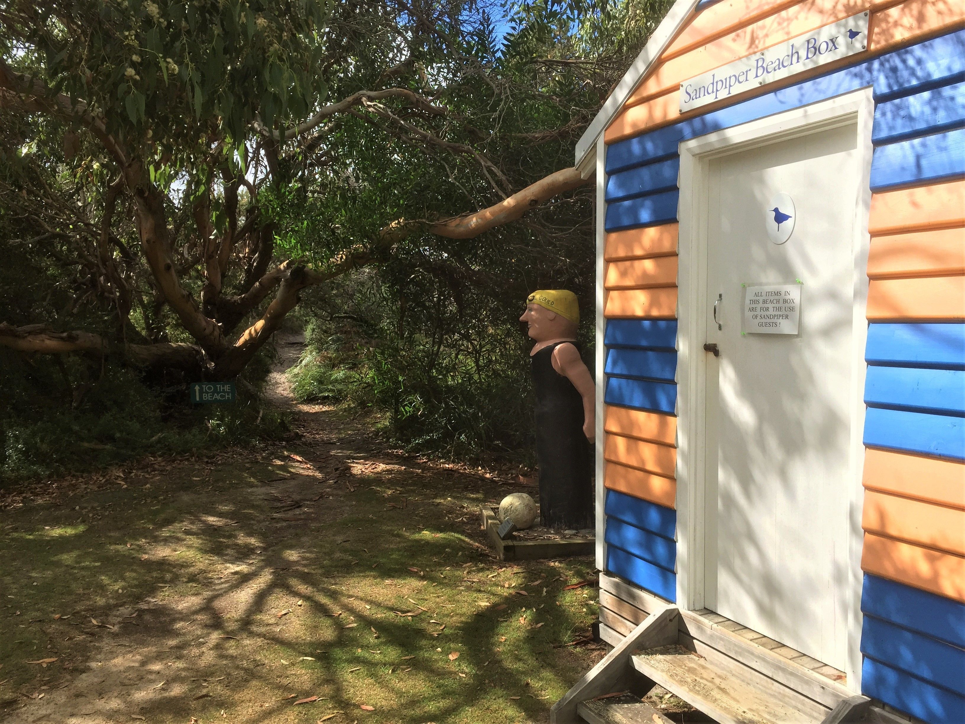 Ein Strandhaus namens „Super Beach Box“ mit einem Schild, das anzeigt, dass es für Gäste des Sandpiper reserviert ist.