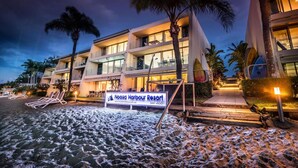 Front of property – evening/night - Noosa Harbour Resort (Noosa Heads)