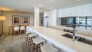 Private kitchen - Noosa Harbour Resort (Noosa Heads)