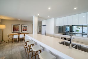 Lägenhet Standard - flera sovrum - icke-rökare - kök (3 bedroom mid/top River) | Eget kök | Stort kylskåp, mikrovågsugn, spishäll och diskmaskin