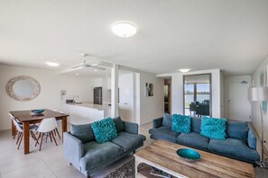 Standard-Apartment, 2 Schlafzimmer, Nichtraucher, Küche (2bath grnd flr river) | Wohnbereich | 76-cm-Flachbildfernseher mit Kabelempfang, LCD-Fernseher, DVD-Player